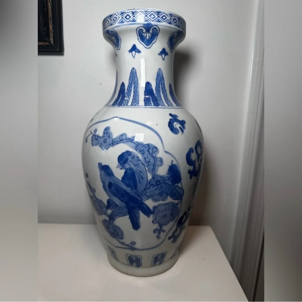 💙🤍Vintage Blue and White Chinese Vase